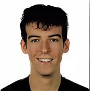 Joven con certificación de nivel C1 en conversación